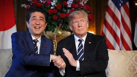 Americký prezident Donald Trump si od schůzky s Kim Čong-unem slibuje velký úspěch, prohlásil to po jednání s japonským premiérem Šinzó Abem.