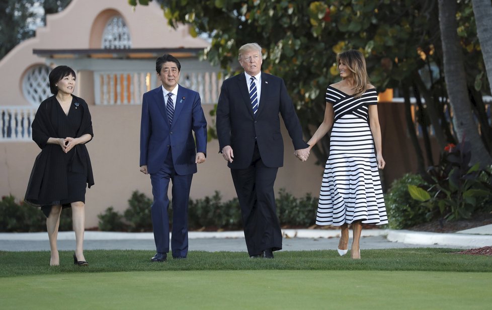 Americký prezident a jeho manželka Melania hostili na Floridě japonského premiéra Šinza Abe se ženou.