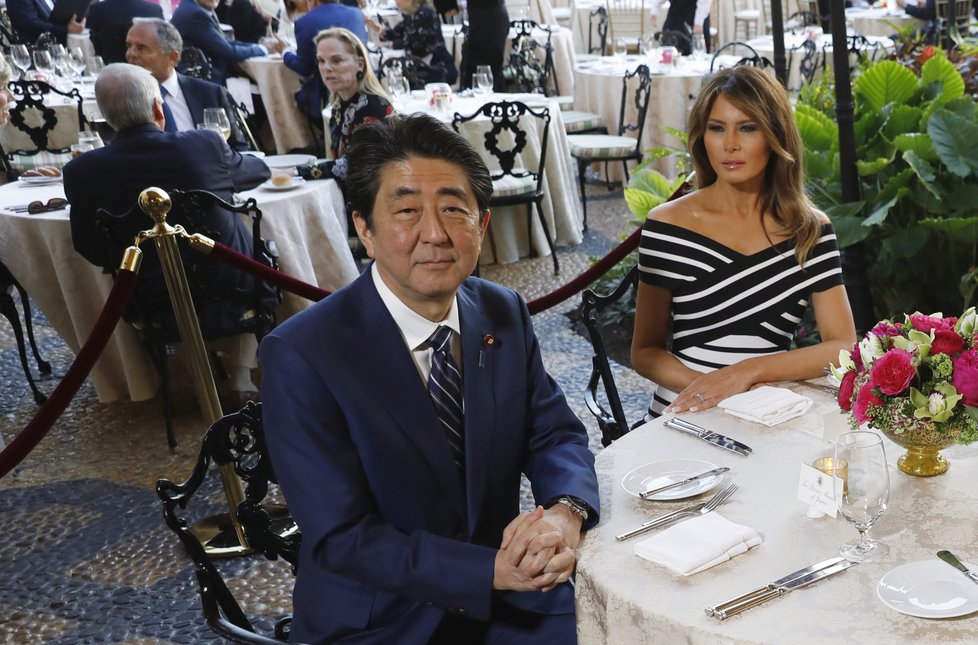 Japonský premiér Šinzó Abe a první dáma USA Melania Trumpová.