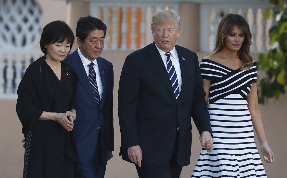 Americký prezident a jeho manželka Melania hostili na Floridě japonského premiéra Šinza Abeho se ženou.