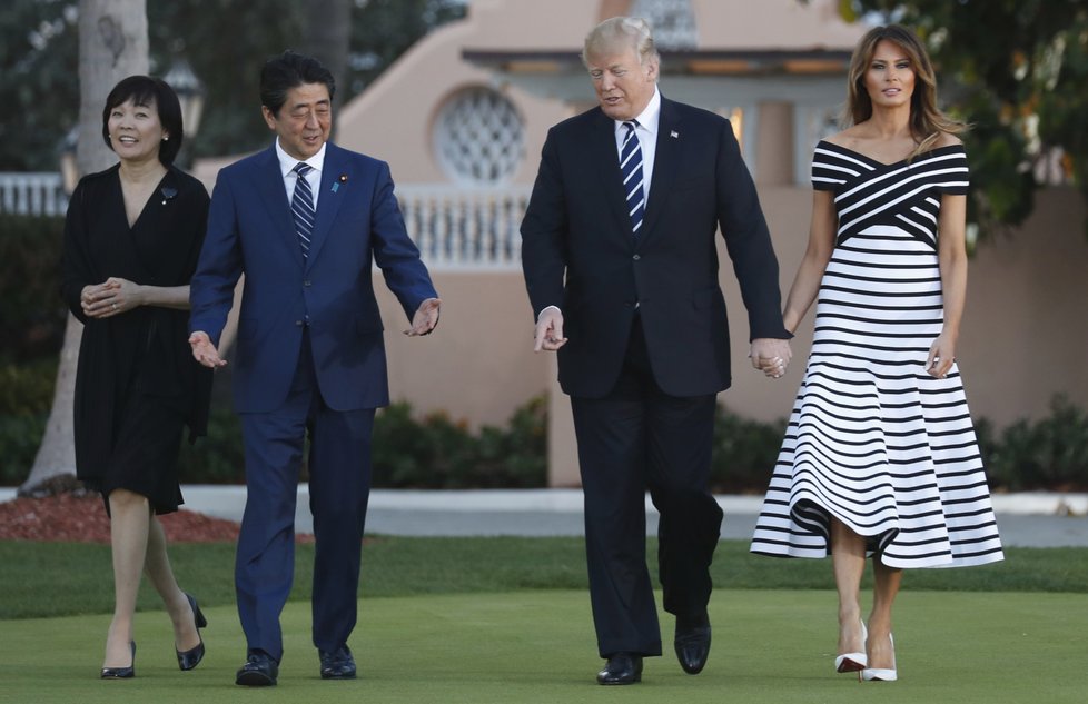 Americký prezident a jeho manželka Melania hostili na Floridě japonského premiéra Šinza Abeho se ženou.