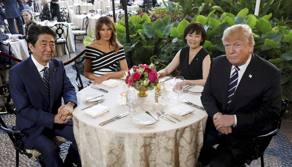 Americký prezident a jeho manželka Melania hostili na Floridě japonského premiéra Šinza Abe se ženou.