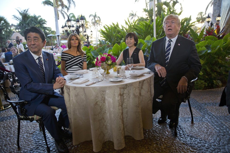 Americký prezident a jeho manželka Melania hostili na Floridě japonského premiéra Šinza Abe se ženou.