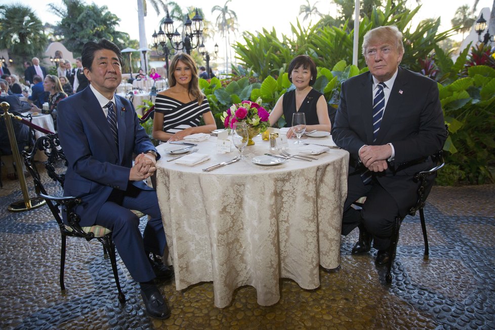 Americký prezident a jeho manželka Melania hostili na Floridě japonského premiéra Šinza Abe se ženou.