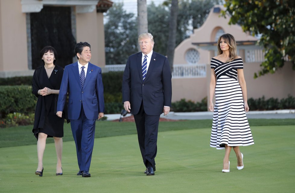 Americký prezident a jeho manželka Melania hostili na Floridě japonského premiéra Šinza Abeho se ženou.