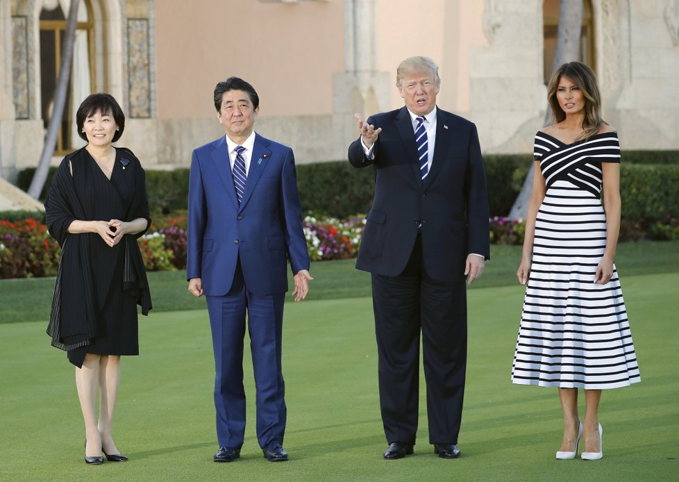 Americký prezident a jeho manželka Melania hostili na Floridě japonského premiéra Šinza Abe se ženou.