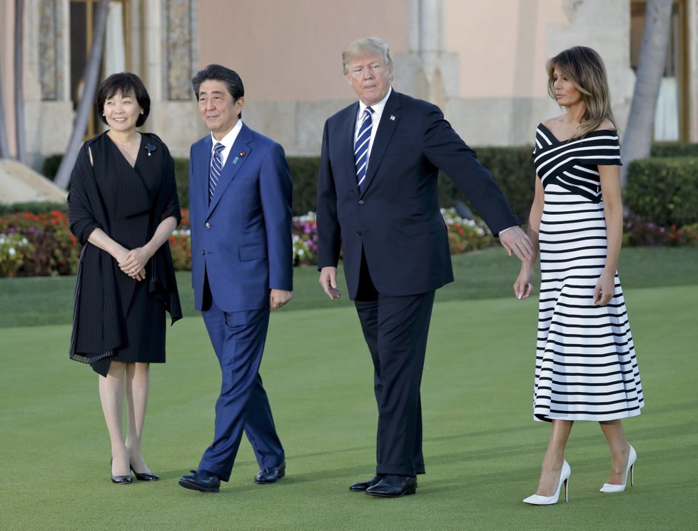 Americký prezident a jeho manželka Melania hostili na Floridě japonského premiéra Šinza Abe se ženou.