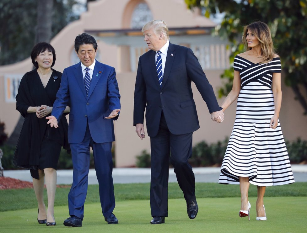 Americký prezident a jeho manželka Melania hostili na Floridě japonského premiéra Šinza Abe se ženou.