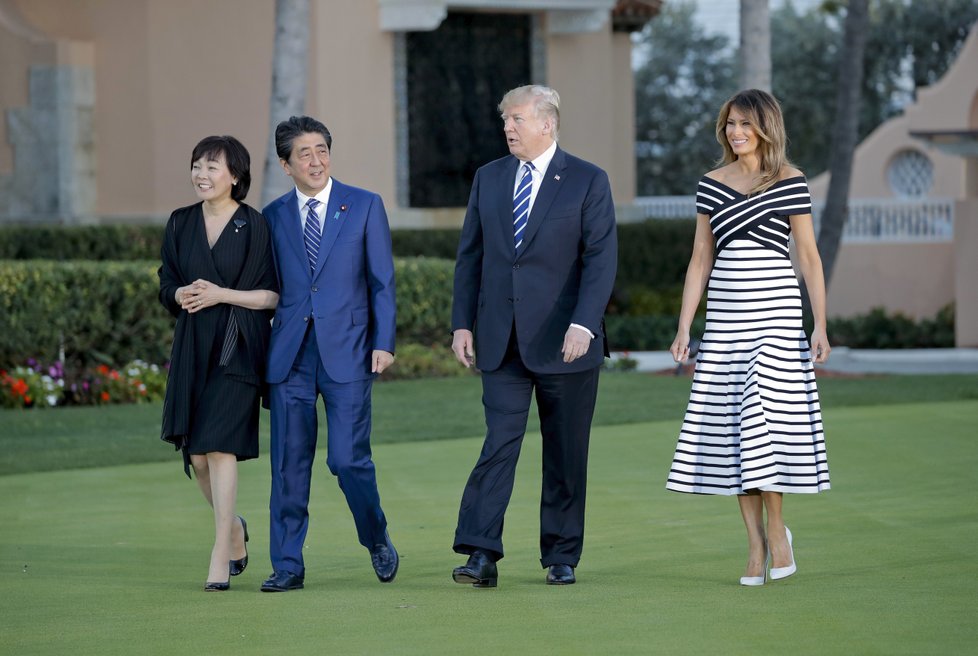 Americký prezident a jeho manželka Melania hostili na Floridě japonského premiéra Šinza Abeho se ženou.
