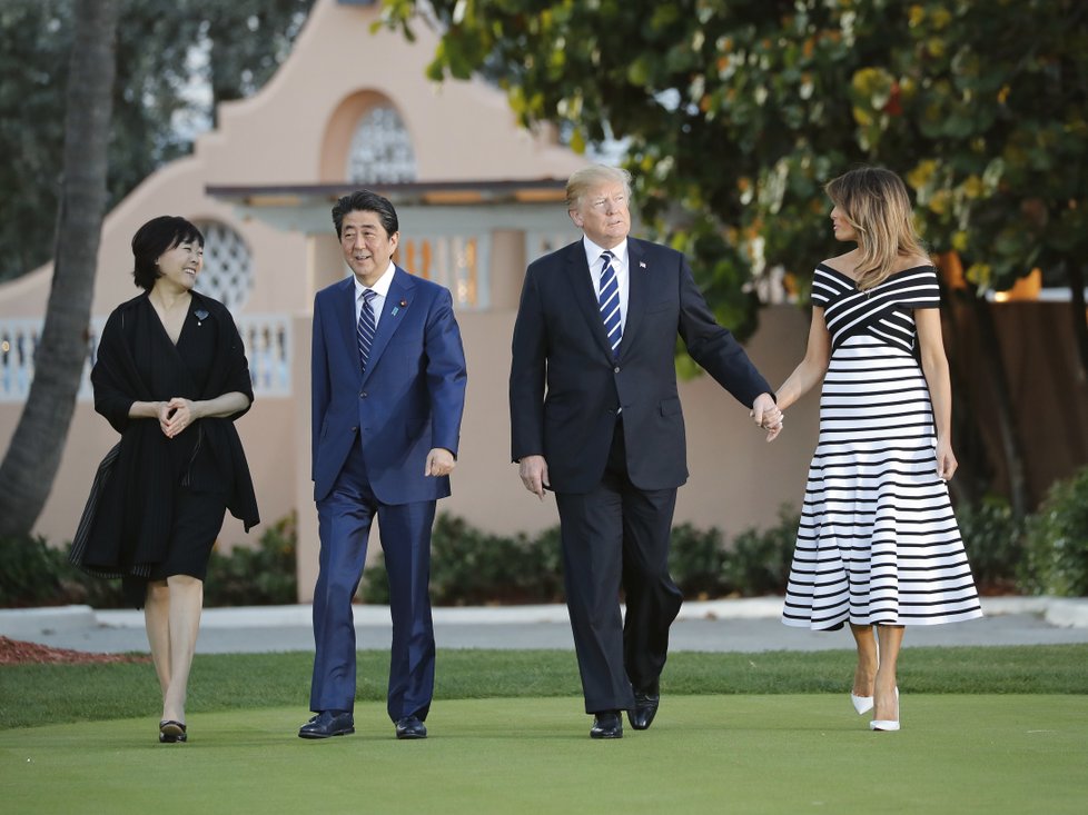 Americký prezident a jeho manželka Melania hostili na Floridě japonského premiéra Šinza Abeho se ženou.