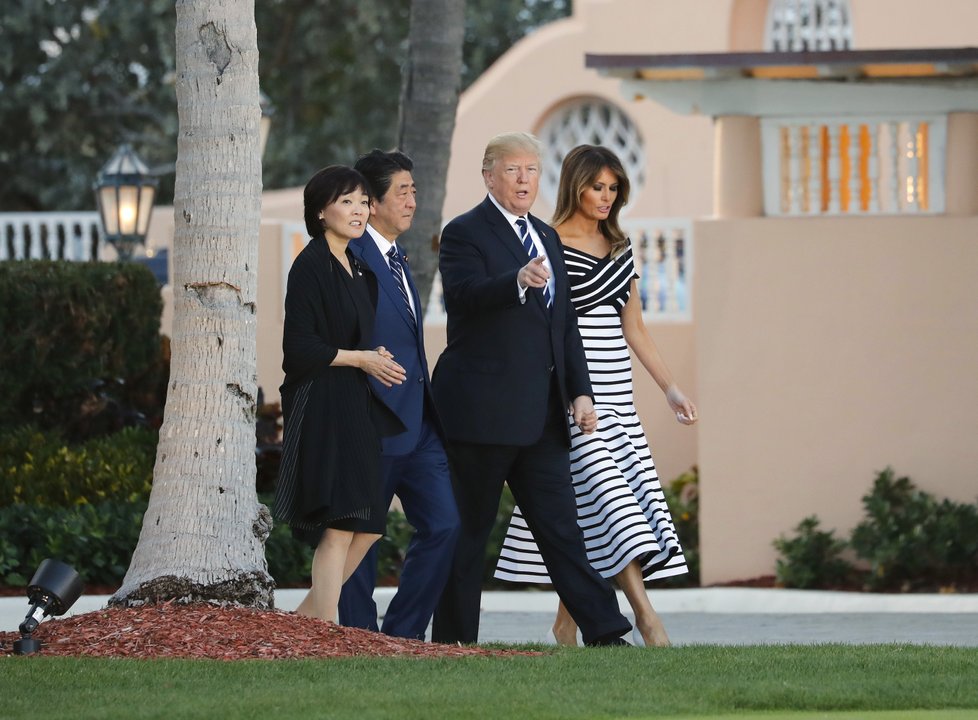 Americký prezident a jeho manželka Melania hostili na Floridě japonského premiéra Šinza Abeho se ženou.