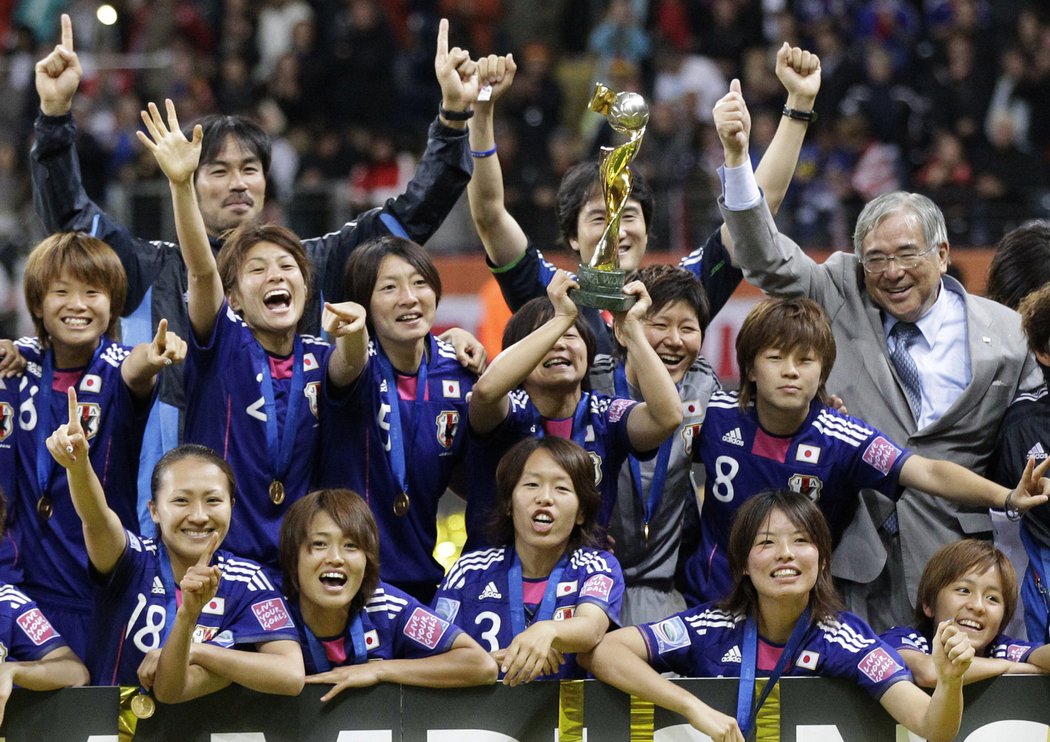 Zatímco Japonky na trávníku dováděly a slavily zlatý triumf, Američankám bylo do pláče.