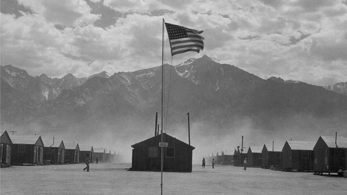 Internační tábory se staly domovem pro desetitisíce amerických Japonců. I přesto, že snažily udržovat normální tempo života podmínky byly stísněné a práce v horku náročná.