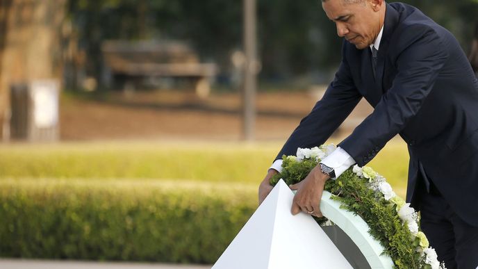 Barack Obama položil věnec v Hirošimě.