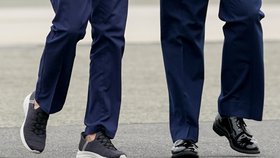 Internet šílí: Biden nenosí ponožky.