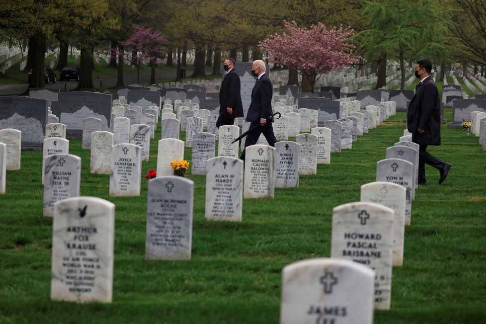 Prezident Spojených států Joe Biden na Arlingtonském národním hřbitovu (14. 4. 2021)