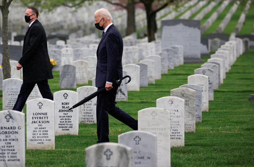 Prezident Spojených států Joe Biden na Arlingtonském národním hřbitovu (14. 4. 2021)