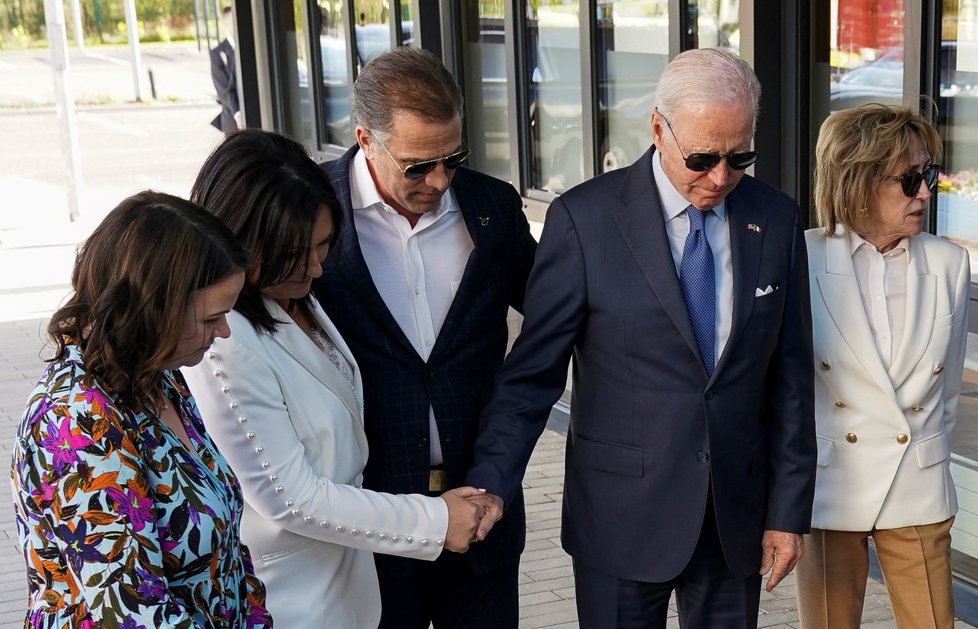 Prezident Joe Biden si spolu se svým synem Hunterem a sestrou Valerií prohlédli pamětní desku na počest svého zesnulého syna Beaua.