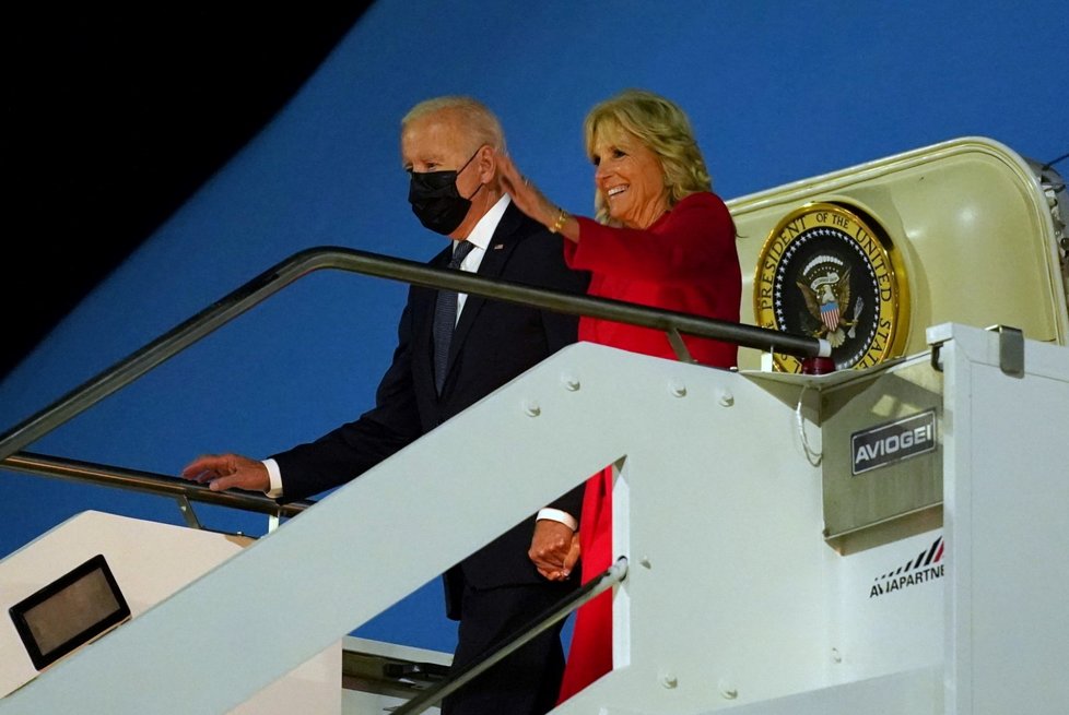 Americký prezident Joe Biden s manželkou Jill po příletu do Říma