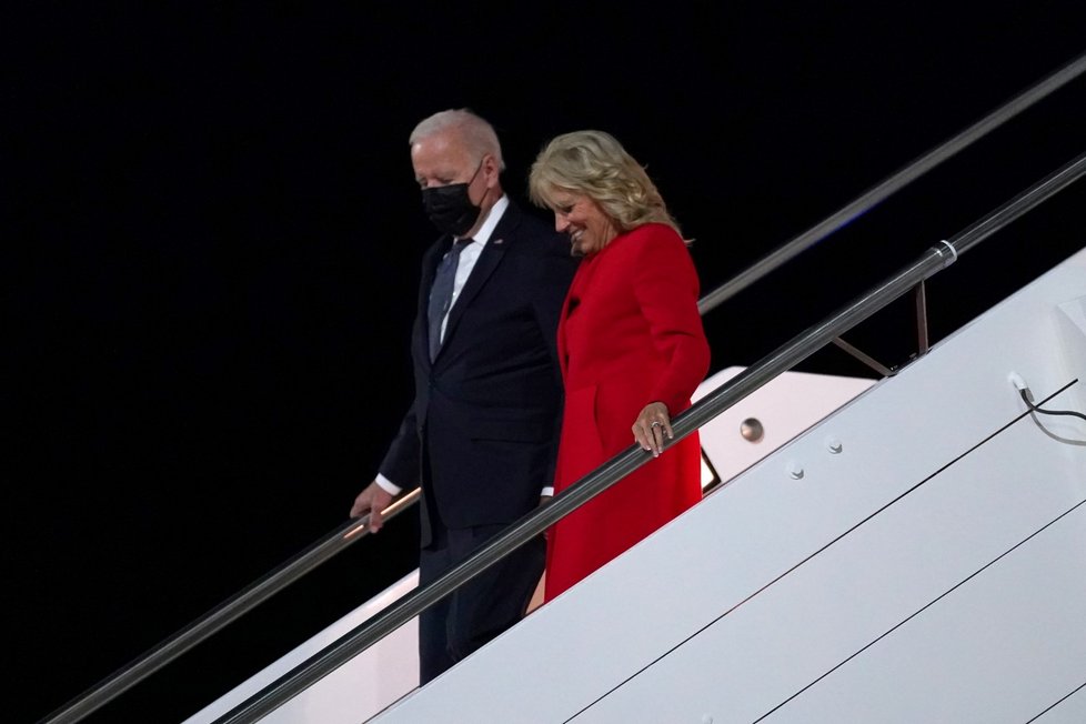 Americký prezident Joe Biden s manželkou Jill po příletu do Říma.