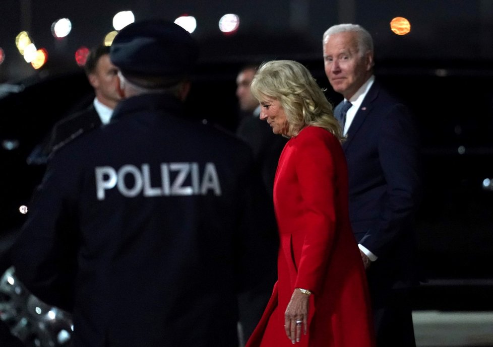 Americký prezident Joe Biden s manželkou Jill po příletu do Říma
