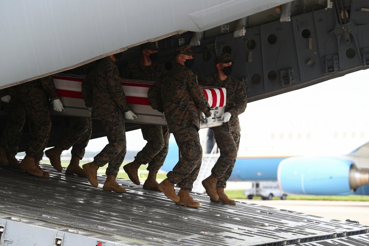 Americký prezident Joe Biden s manželkou Jill uctili památku 13 vojáků zabitých v Afghánistánu.