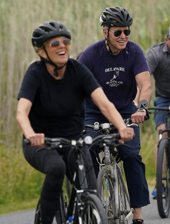 Joe a Jill Bidenovi na dovolenou vyrazí do plážového domku v Delaware.