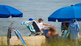 Americký prezident Joe Biden relaxoval s manželkou Jill na pláži.