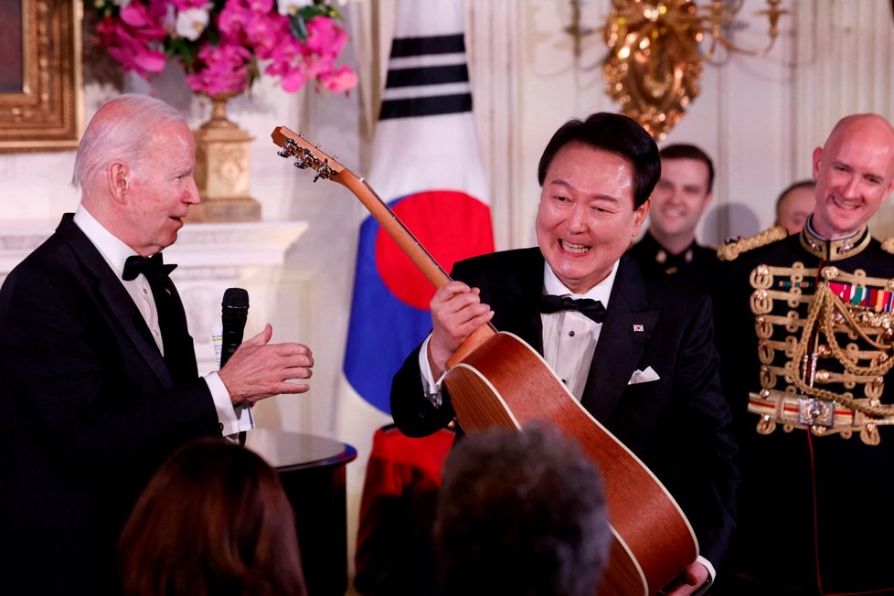 Jihokorejský prezident Jun Sok-jol na státní večeři ve Washingtonu se svým americkým protějškem Joem Bidenem ohromil přihlížející zpěvem amerického hitu American Pie ze sedmdesátých let. Biden mu poté daroval kytaru s podpisem autora písně a zpěváka Dona McLeana.