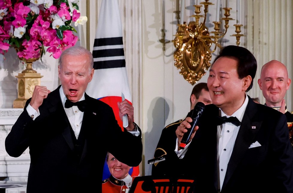 Jihokorejský prezident Jun Sok-jol na státní večeři ve Washingtonu se svým americkým protějškem Joem Bidenem ohromil přihlížející zpěvem amerického hitu American Pie ze sedmdesátých let. Biden mu poté daroval kytaru s podpisem autora písně a zpěváka Dona McLeana.
