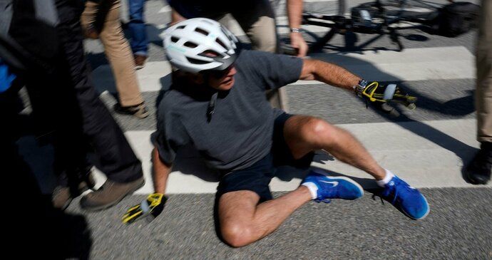 Americký prezident Joe Biden na projížďce upadl z kola. (18.6.2022)