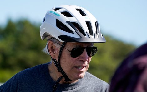 Americký prezident Joa Biden na projížďce upadl z kola. (18.6.2022)