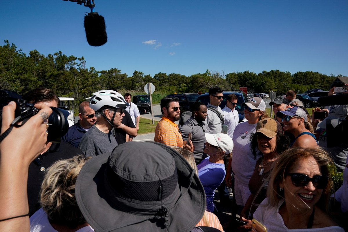 Americký prezident Joe Biden na projížďce upadl z kola. (18.6.2022)