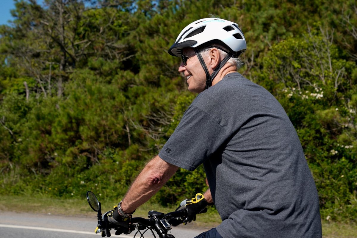 Americký prezident Joa Biden na projížďce upadl z kola. (18.6.2022)
