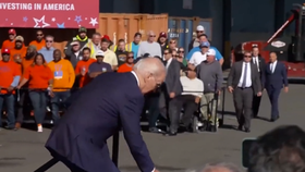 Prezident USA Biden zakopl před svým vystoupením ve Filadelfii.