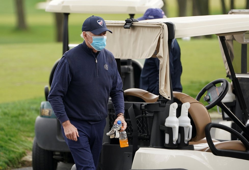 Prezident USA Joe Biden na golfu.