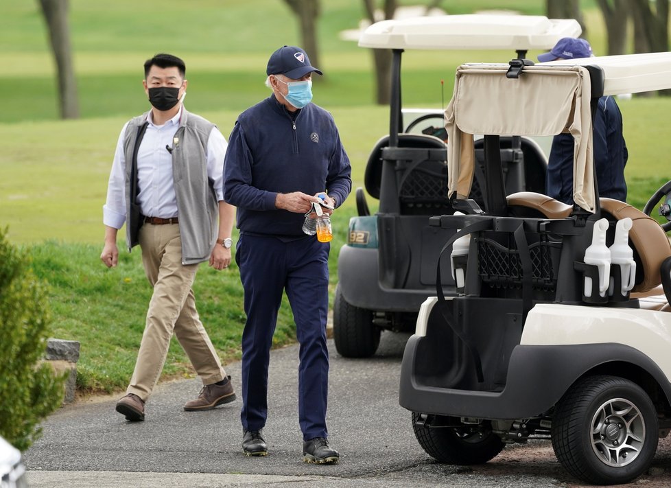 Prezident USA Joe Biden na golfu.