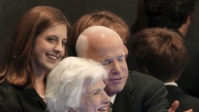 Senátor John McCain se svou matkou Robertou