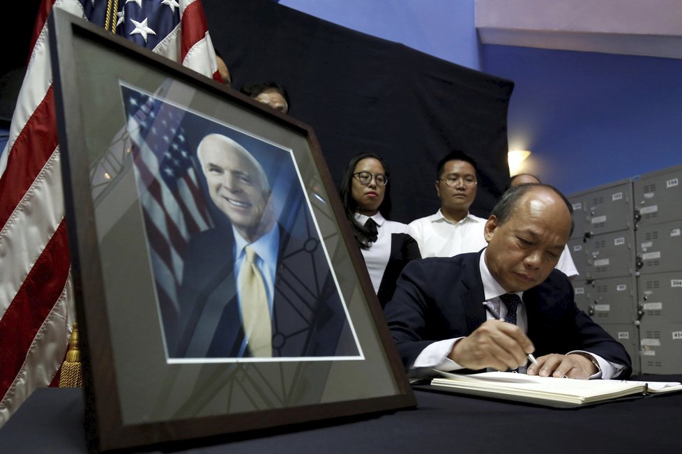 Vietnamský ministr zahraničí dnes označil McCaina za symbol své generace.