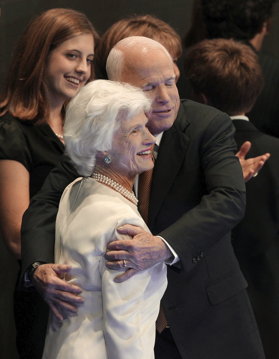 Senátor John McCain se svou matkou Robertou.