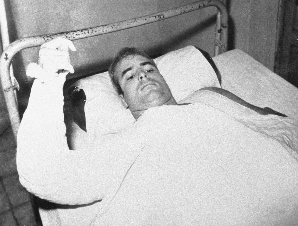John McCain se v nemocnici vzpamatovává ze zajetí ve Vietnamu.
