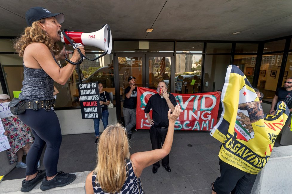 Kaliforňané dál protestují proti povinnému očkování proti koronaviru.