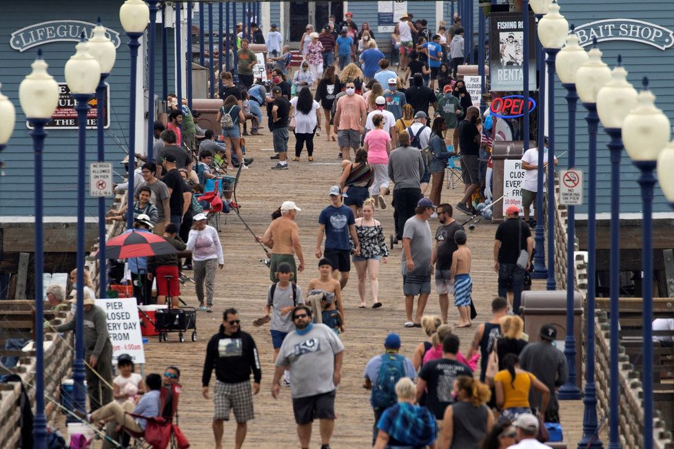 V Kalifornii již jsou po uvolnění opatření plné pláže. (23.6.2020)