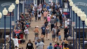 V Kalifornii již jsou po uvolnění opatření plné pláže. (23. 6. 2020)