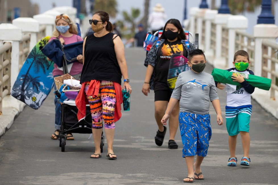 V Kalifornii jsou již po uvolnění opatření plné pláže (23. 6. 2020).