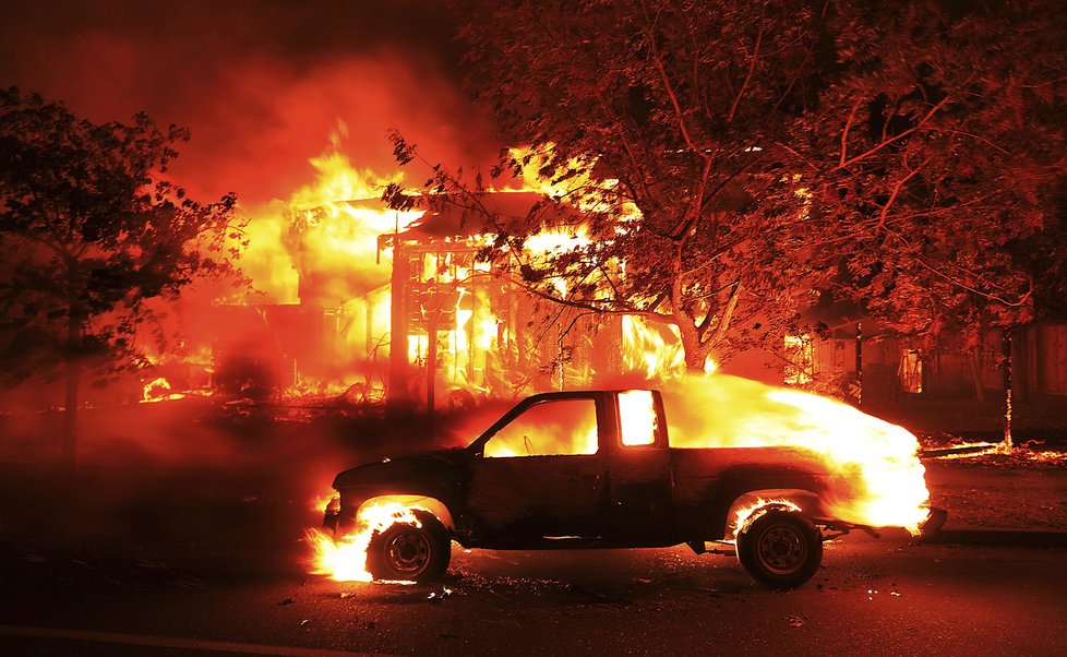 Kalifornie se potýká s ničivými požáry.