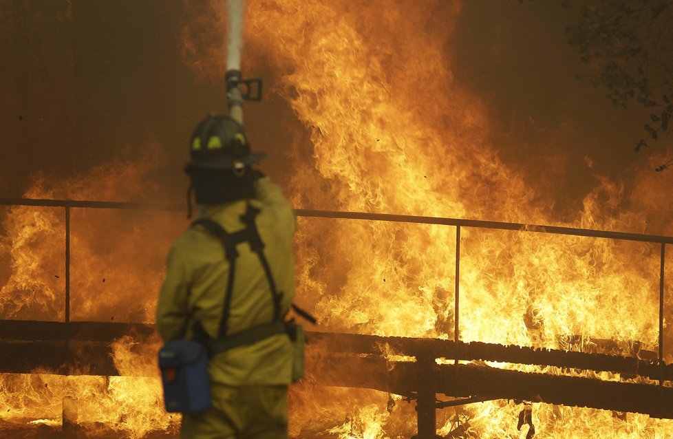 Kalifornie se potýká s ničivými požáry.