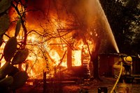 Kalifornie v plamenech: Prchá 40 000 lidí. Ohrožena je i vinařská oblast