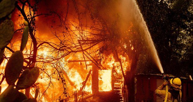 Kalifornie v plamenech: Prchá 40 000 lidí. Ohrožena je i vinařská oblast