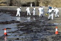 Oblíbené pláže v Kalifornii ničí ropa: Kvůli havárii vyhlásili stav nouze